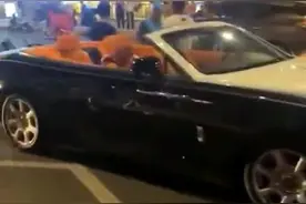 重庆一外卖小哥碰擦劳斯莱斯，网友担心赔不起，租车公司：有保险图片