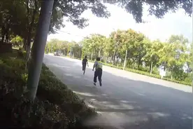 吸毒小伙逃跑竟遇到国家二级运动员民警 累到瘫坐在地崩溃大哭图片