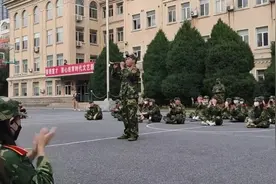 新生军训间隙用唢呐吹奏《百鸟朝凤》，同学鼓掌欢呼视频封面