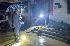 暴雨袭击河南南召，多个村庄通信中断，正在抢修中图片