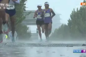 致敬体育精神！西安今日暴雨，十四运会马拉松选手雨中摔倒后爬起继续图片
