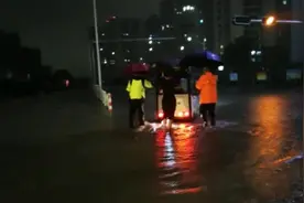 防汛队员变身“推车侠”！凌晨雨夜聊城街头上演暖人一幕图片