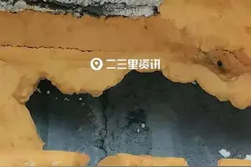 小区内违建拆除后保温层破损无人管？物业：业主擅自建彩钢房，应负责恢复图片