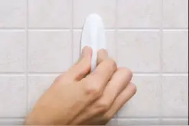 粘钩取不下来不用愁，一个小妙招轻松解决不留痕迹图片
