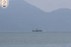 港媒：香港水警追截走私艇意外翻船，1女警失踪，救援人员持续搜救图片