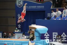 贵州体操运动员陈治龙获得男子跳马铜牌图片