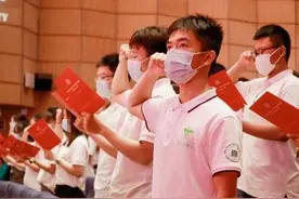 中山大学喜迎首届大类招生本科生 校长：扎好马步 勇于担当 胸怀家国图片