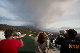 火山喷发加剧，西班牙小岛机场关闭图片
