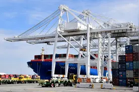 美国港口集装箱船创纪录拥堵图片