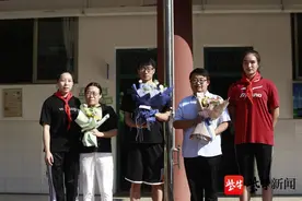 荣耀归来！这所学校迎来两位女排冠军图片