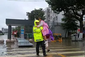 雨中暖心一幕！聊城东阿一学校门口因降雨积水 交警蹚水抱学生过马路图片