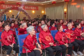 迟到50年的“奢华婚礼”太甜了！沪郊小镇50对金婚老人传授相守“秘诀”图片