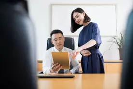 月薪八万的总裁私人助理，是新型职场猎艳吗？图片