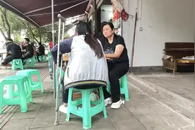 14岁女孩在校被学姐罚深蹲致残，家长：尚未和校方谈拢赔偿图片