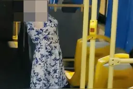 危险！福州一女子在公交车上手抓拉环“锻炼”身体……图片