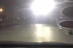 新郑一处龙门架射灯刺眼，存在安全隐患图片