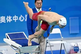 全运会-游泳男子50米自由泳：余贺新夺冠并创全国纪录图片