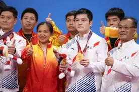 乒乓球——男子单打决赛：樊振东夺冠图片