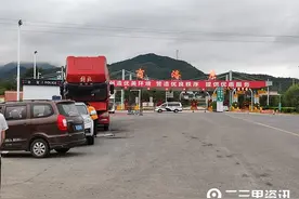 高速路排水不畅，村民庄稼房屋被水浸泡多天无人管图片