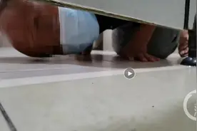 广东男子疑在医院厕所偷窥，再次作案时被暗访记者拍下视频图片
