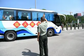 「深度0573」上校人武部长送子参军图片