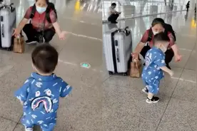 可爱！时隔半年见到奶奶 萌娃开心跺脚原地转圈圈图片