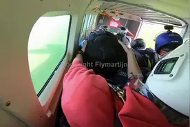 荷兰一架载有17名跳伞者的飞机紧急降落 摄影师拍下惊险场面图片