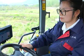 能飞无人机也会开收割机 桐庐这个女农机手厉害了图片