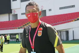 国少队金山杯全部“板寸”，主帅杨晨：我不光教踢球还教做人图片
