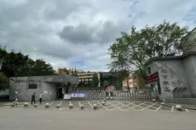 学姐查寝发现吃零食，13岁女生罚150个下蹲致残，老师：使劲整图片