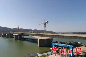 常德张公庙澧水特大桥主桥左幅顺利合龙图片