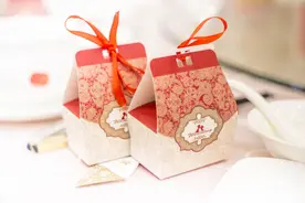 喜糖礼盒里放烟还是不放烟？眼看就是国庆长假办婚宴高峰时段，你怎么站队？图片