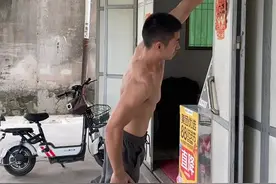 汕头90后工人厂房内健身练出8块腹肌！称是看视频自学的图片