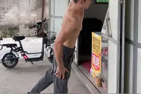 汕头90后工人厂房内健身练出8块腹肌！称是看视频自学的图片