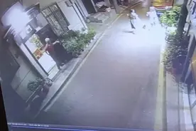 暖心！超市女老板为晚归女孩留灯10年图片