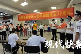 南京草场门地铁站里，他们用歌声向祖国表白图片