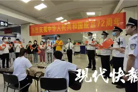 南京草场门地铁站里，他们用歌声向祖国表白图片