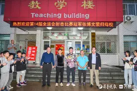 全运会冠军张博文回博兴母校：看望恩师，激励学弟学妹们图片
