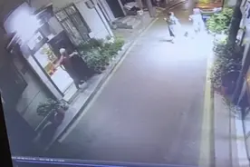 暖心！超市女老板为晚归女孩留灯10年图片