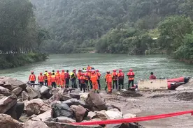 落水车辆被打捞出水，车内无人 | 济源两名基层干部勇救群众失踪搜救最新进展图片