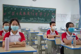 小女生进入青春期，大人们做好准备了吗？请多关爱青春早到的女孩图片