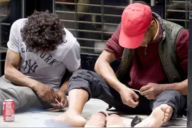 纽约街头竟成吸毒天堂：瘾君子毒贩旁若无人，警察淡定玩手机图片