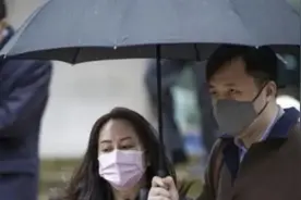 看了那个陪伴孟晚舟回国的男人，我终于明白了她的底气在哪里图片