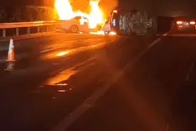 海南环岛西线高速五车相撞，一车追尾后起火，被烧成车架图片