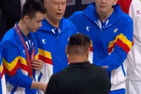 领奖台上，杨鸣将金牌让给老帅蒋兴权图片