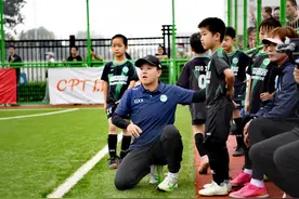 巾帼不让须眉！仇欣欣扎根基层带孩子，蹲着指挥成为习惯图片