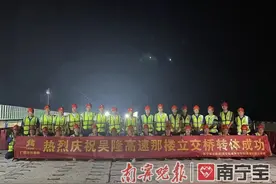 吴隆高速预计年底通车，沿线的广西首座跨高铁高速公路转体桥成功转体图片