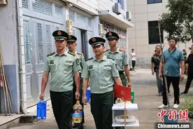 兵哥哥暖心聚力：“带走”13岁小女孩的孤单图片