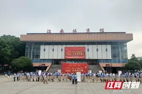 党史学习教育丨江南集团举办“把一切献给党”红色报刊展图片