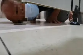 广东一女记者在医院抓到厕所偷窥男，男子老婆赶来“救场”，警方鼓励其他受害者作证图片